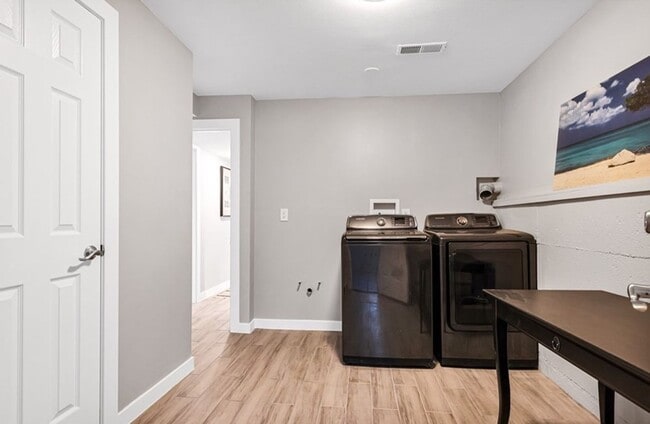 Building Photo - 4 Bed and 2 Bath Beautiful Bellevue Single...