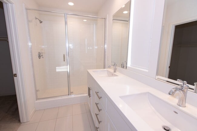 Building Photo - Highly Desired 4 Bedroom Floor Plan in Lig...