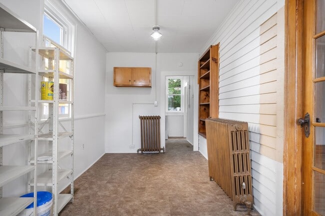 Building Photo - 4 to 5 bed / 2 Bath Just remodeled