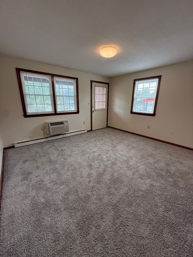Building Photo - 643 Suffield St