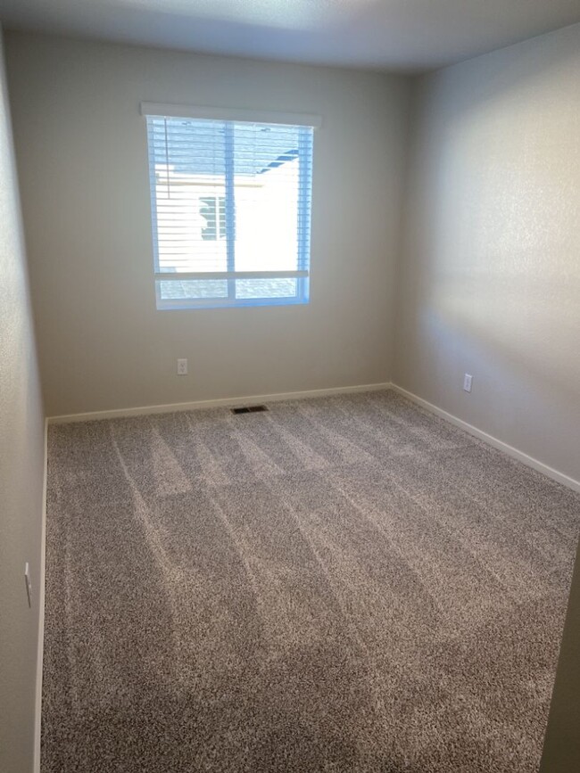 Building Photo - Beautiful 3 Bed/2.5 Bath Townhome with Att...