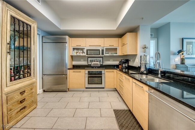 Building Photo - 3000 Oasis Grand Blvd