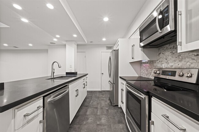 Building Photo - 5524 Beverly Hill St