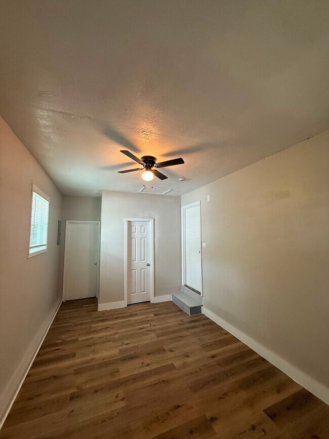 Building Photo - Ruskin Heights - 3 Bedroom 1 Bathroom