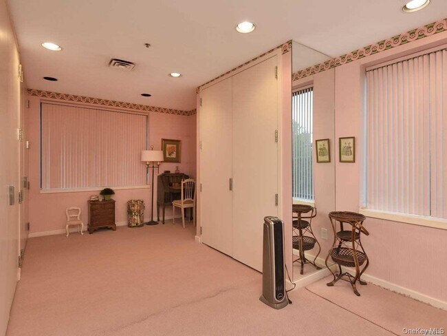 Building Photo - 123 Middle Neck Rd