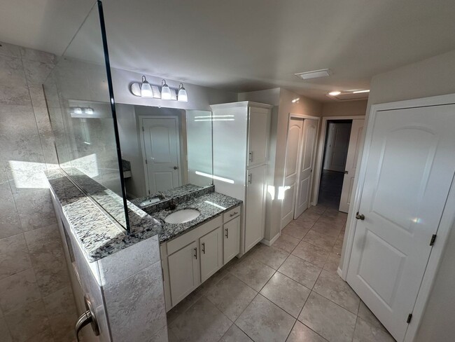 Building Photo - 4 Bedroom 2 bathroom NW Cape Coral Home- T...