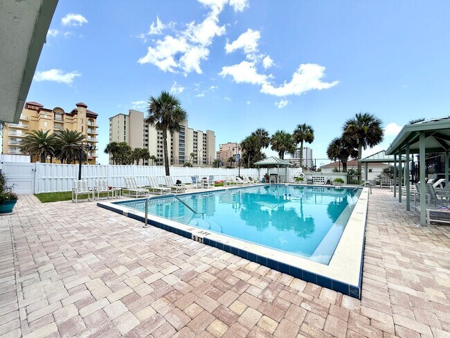 Building Photo - Coastal comfort awaits in this furnished 2Bedrooms / 2Baths condo in Daytona Beach!