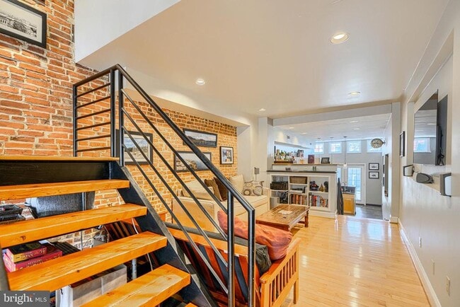 Building Photo - 542 E Clement St