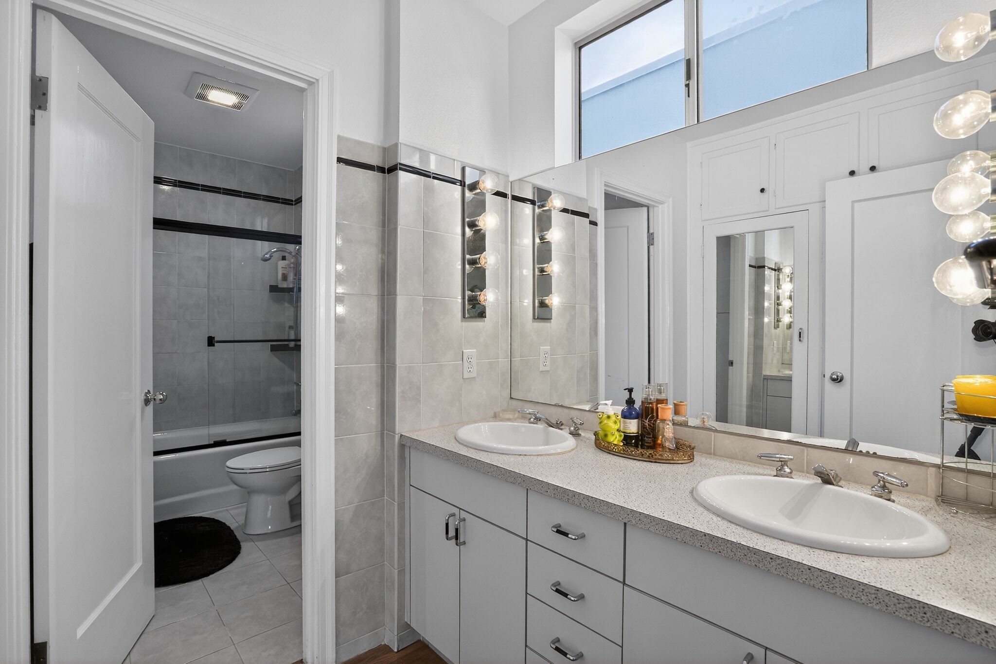 Main level guest bedroom onsuite bathroom - 60 Goleta Ave