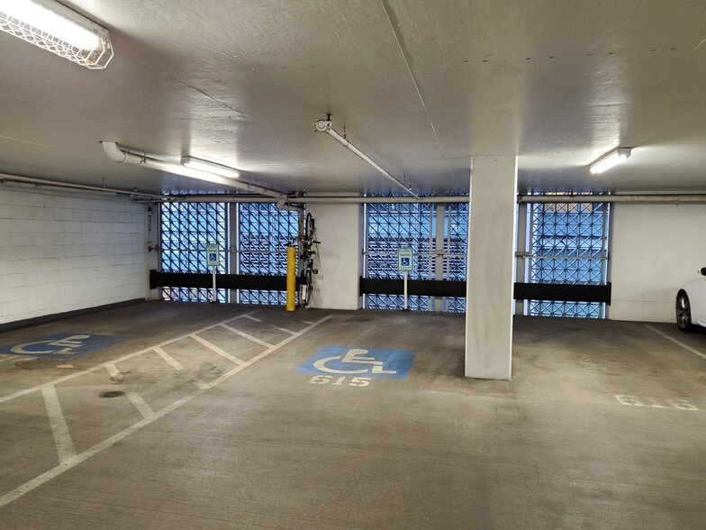 Parking - 819 Virginia St