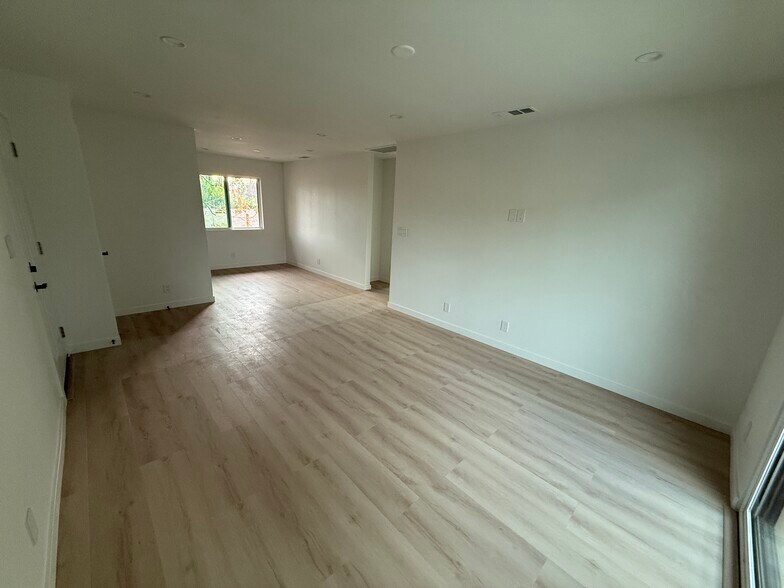 Building Photo - 14818 Astoria St