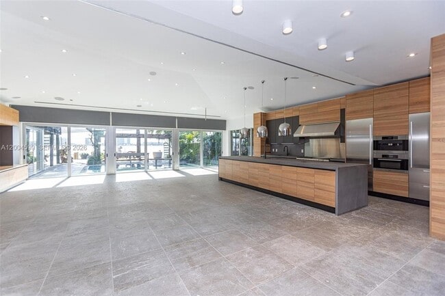 Building Photo - 2440 N Shore Terrace