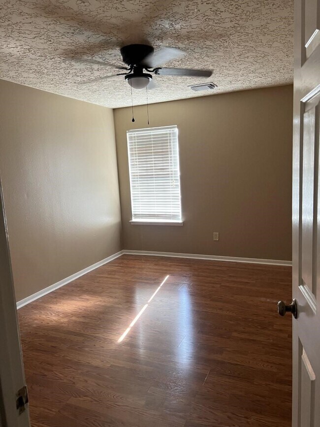 Building Photo - 13967 Dentwood Dr