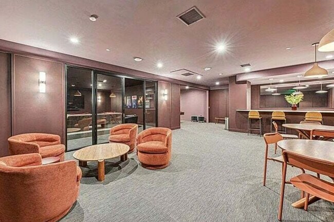 Building Photo - 701 S Hudson Ave