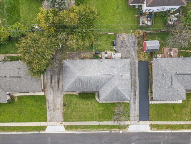 Building Photo - 493 Diven Ln