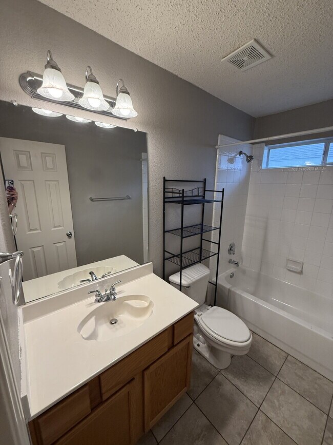 Building Photo - Charming 3 Bedroom Haven with 2 Full Baths in Fort Worth. Spacious 1748 Sq. Ft. Retreat on Comfor...