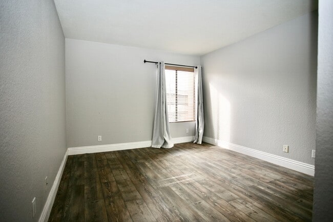 Building Photo - Available Now 2Br 1 Ba Condo with 1c garage