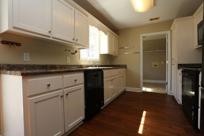 Building Photo - 3 Bedroom House close to Town!