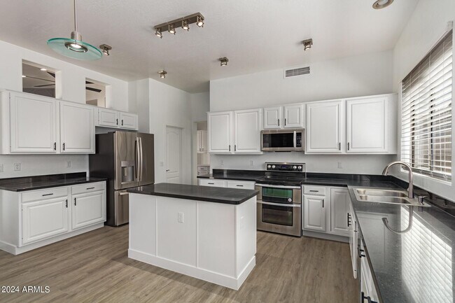 Building Photo - 4327 E Sands Dr