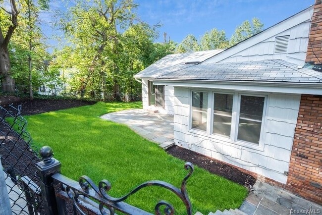 Building Photo - 17 Vista Dr