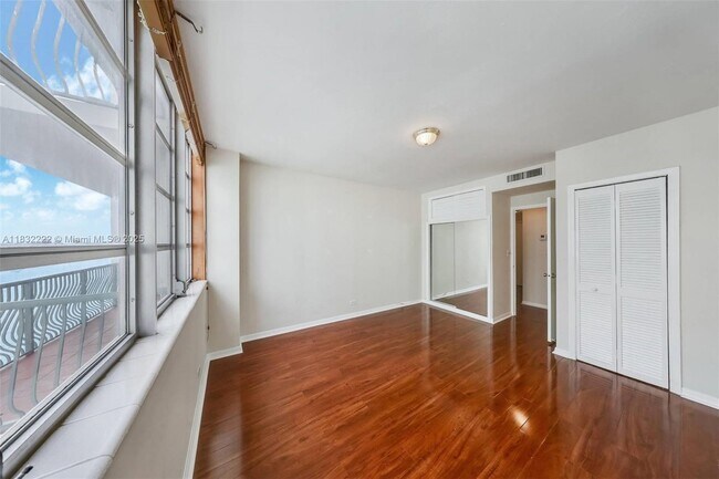 Building Photo - 1408 Brickell Bay Dr