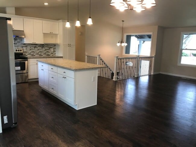 Building Photo - Beautifully remodeled 2 Story SFH 4 BD 2.5...
