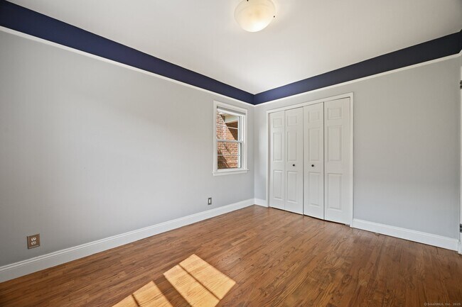 Building Photo - 246 Glenbrook Rd
