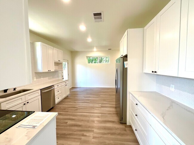 Building Photo - 1202 Mystic Dr