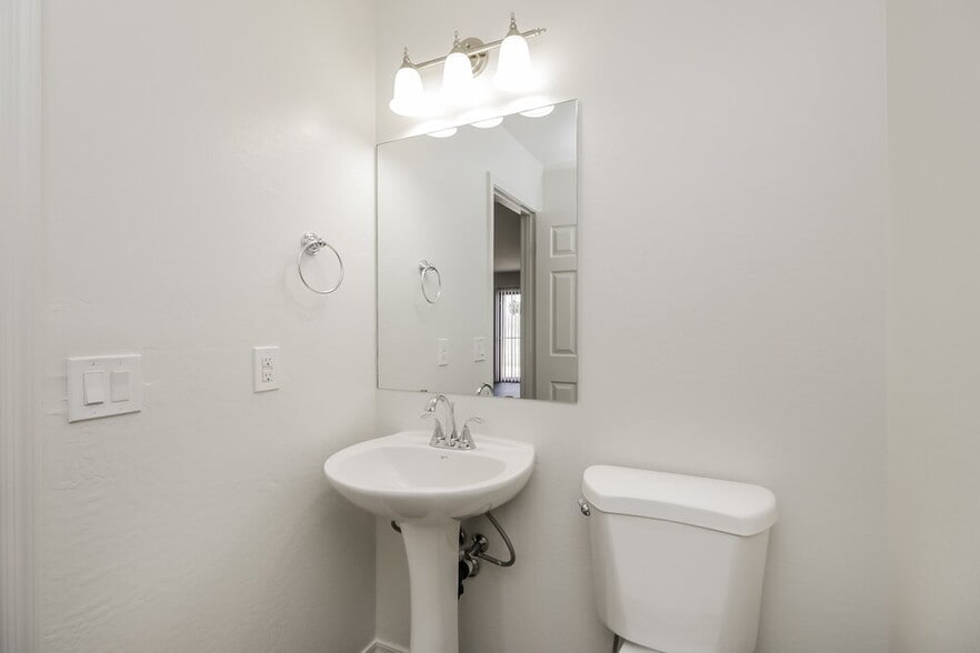 Building Photo - 2552 E Meadow Lark Way