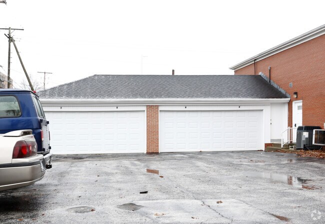 Building Photo - 1926 Queenswood Dr