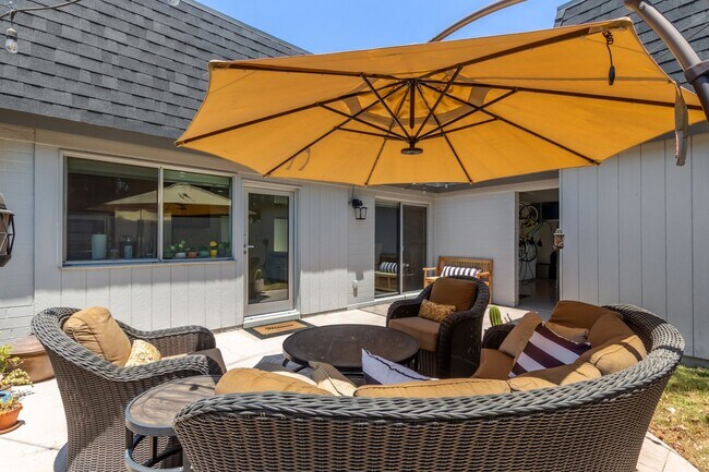 Building Photo - Spacious 2 Bed, 2 Bath Woodland Park Townhome
