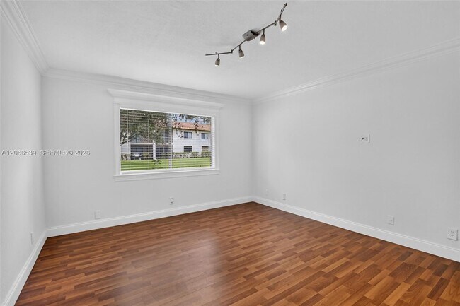 Building Photo - 359 Lakeview Dr