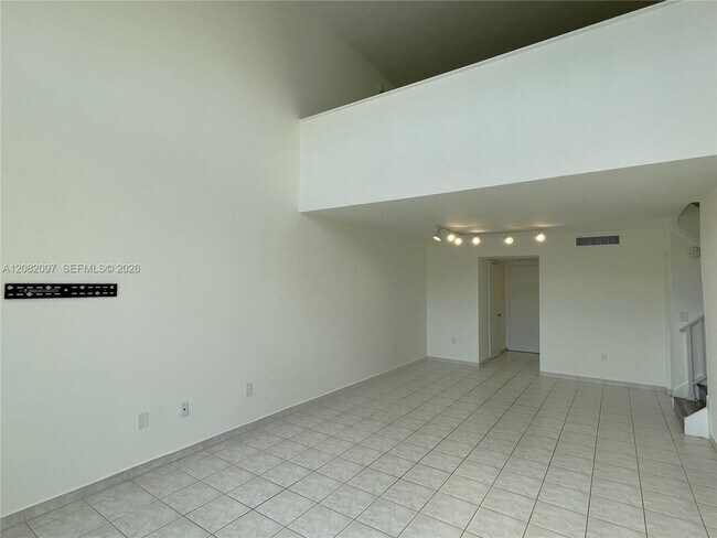 Building Photo - 6904 N Kendall Dr