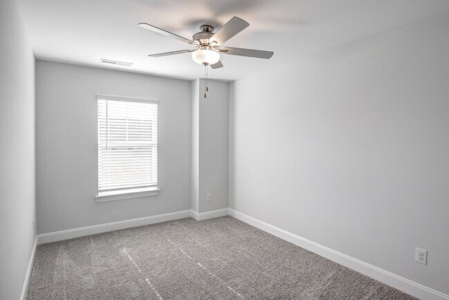 Building Photo - 3/2.5 Townhome Close to Southpoint w/ Garage!