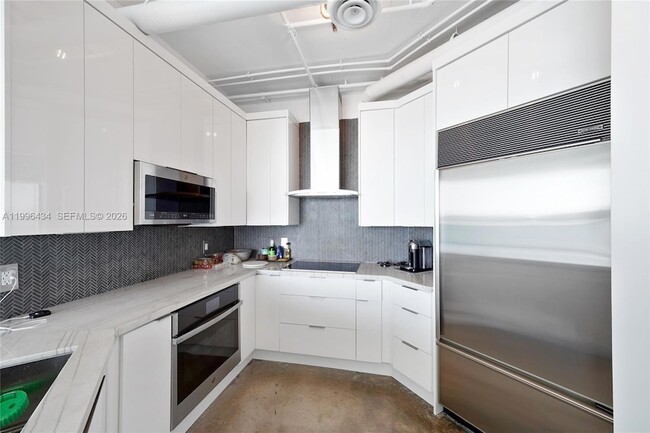 Building Photo - 700 NE 25th St