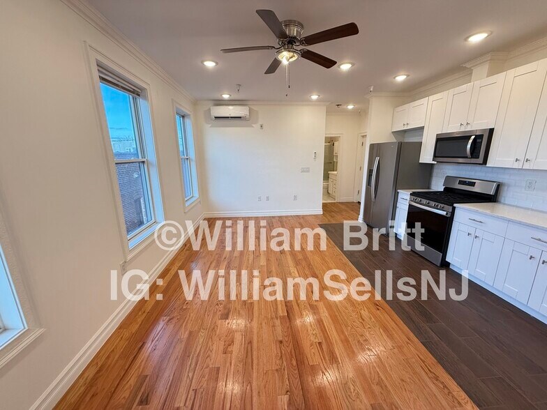 Building Photo - 373 Danforth Ave