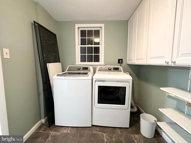 Building Photo - 9805 Binyon Ct