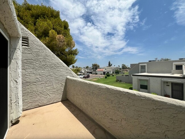 Building Photo - 924 E Diamond Dr