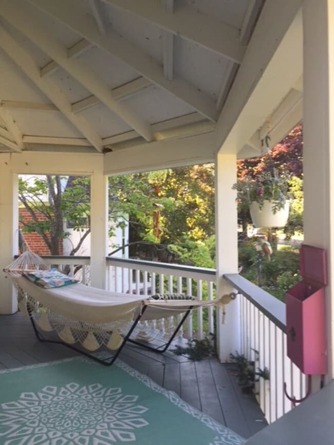 Building Photo - AVAILABLE Now! - Gorgeous 3 Bed 2 bath Home!