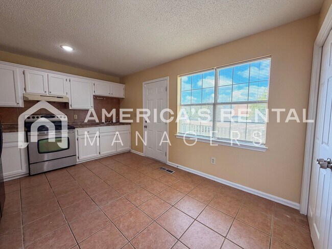 Building Photo - Modern 3BR/2BA – Easy Commute to Downtown!