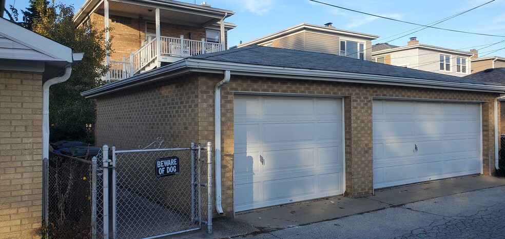 Building Photo - 6853 W Leland Ave