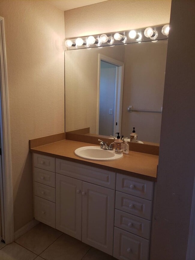 Building Photo - Pool Home 3 Bedroom 2 Bath close to shoppi...