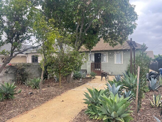 Building Photo - 373 W 47th Pl