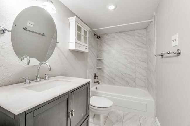 Building Photo - Modern One Bedroom Apartment in North Oak Lawn!