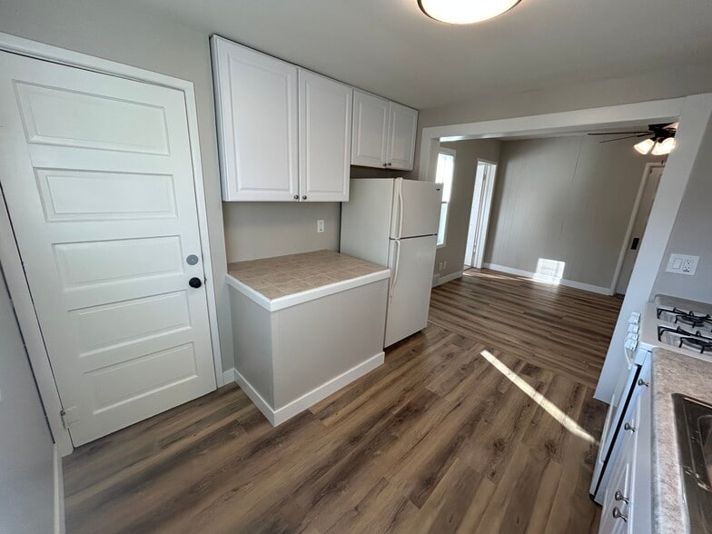 Building Photo - 611 S Hawthorne Ave