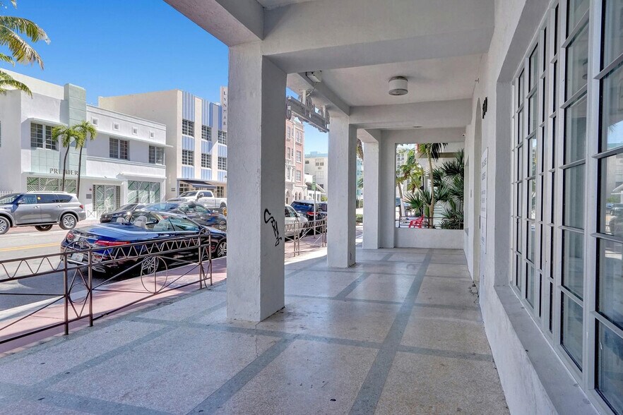 Building Photo - 750 Collins Ave