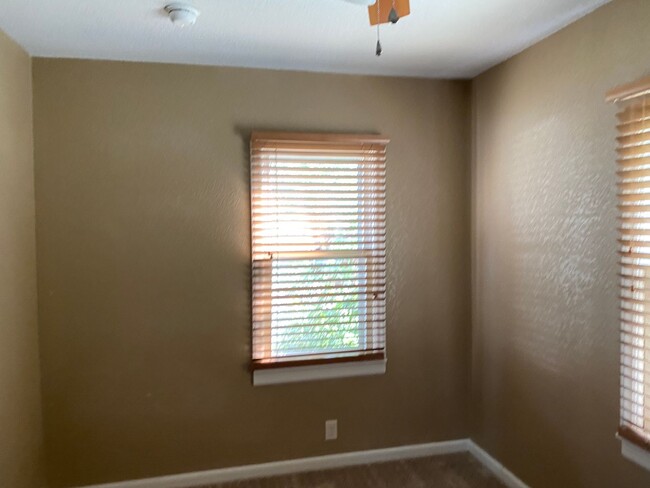 Building Photo - 2 Bed, 1 Bath House, 2 Car Garage For Rent...