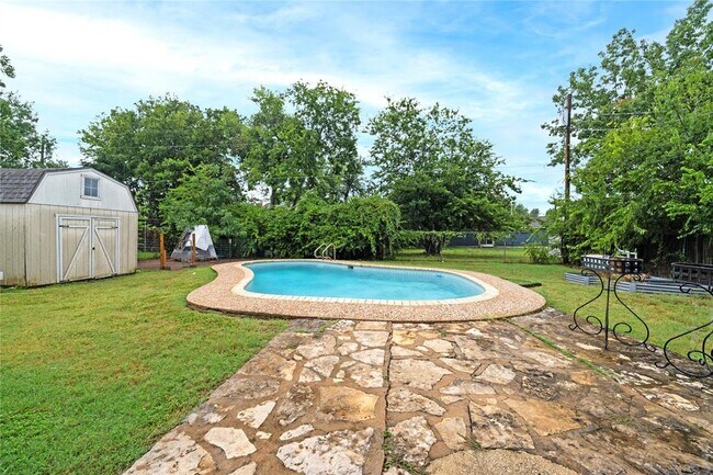Building Photo - 1702 Oakridge Dr