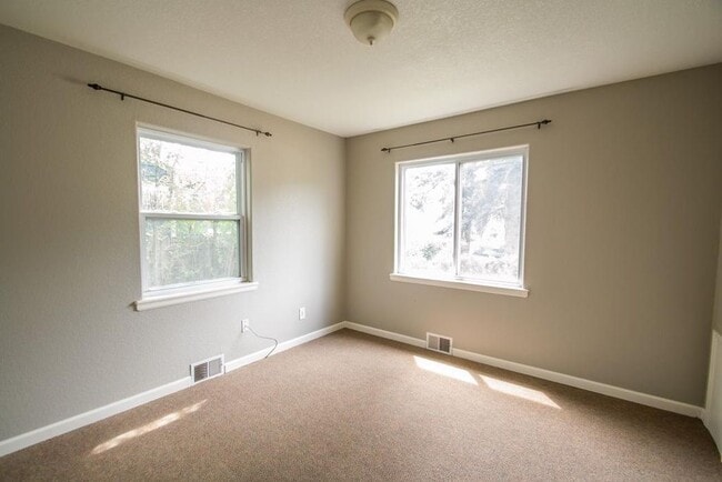 Building Photo - 2887 Moorhead Ave