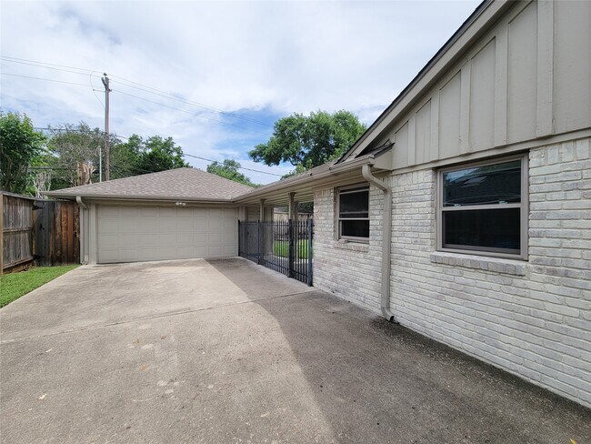 Building Photo - 6130 Valley Forge Dr